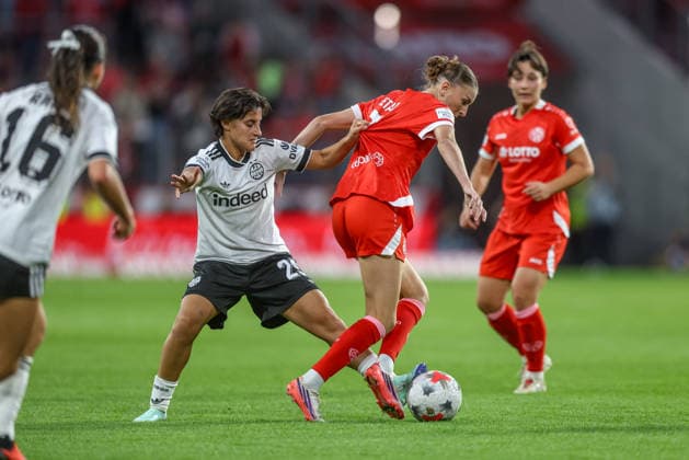 GER, Mainz, FSV Mainz 05 vs. Eintracht Frankfurt, Google Pixel Women s Bundesliga, Soccer, DFB, 2026–2027 Season, MEWA Arena, Matchday 5 in pictures: from left, Dilara Acikgoz, Eintracht Frankfurt Women, 29, Gentiana Fetaj, Mainz 05 Women, No. 7; Tackle. DFB and DFL regulations prohibit any use of photographs as image sequences and or quasi-video. September 18, 2026 Copyright: HMBxMedia HendrikxHamelau