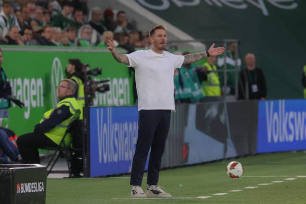 September 18, 2026, xgox, Soccer, 2. Bundesliga, VfL Wolfsburg vs. SV Darmstadt 98, Tobias Strobl (Wolfsburg), coach gives instructions, gesticulates with his arms, gesticulate, gives instructions. DFL and DFB regulations prohibit any use of photographs as image sequences and or quasi-video. Wolfsburg