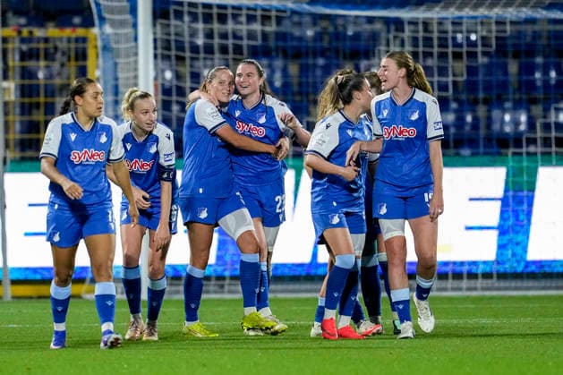 In the center, Lisann Kaut (TSG, 4) hugs goal scorer Chiara Hahn (TSG, 23); players from TSG 1899 Hoffenheim celebrate the goal that made the score 2–1, Celebration, goal celebration, scoring a goal, celebrate the goal, goal, celebration, cheering over the goal, joy, happiness, happy, optimistic, positive, game scene, highlight, action, 18 09 2026, Sinsheim, Hoffenheim, Germany, soccer, Google Pixel Women’s Bundesliga, TSG 1899 Hoffenheim vs. VfL Wolfsburg, DFB and DFL regulations prohibit any use of photographs as image sequences and or quasi-video xozx