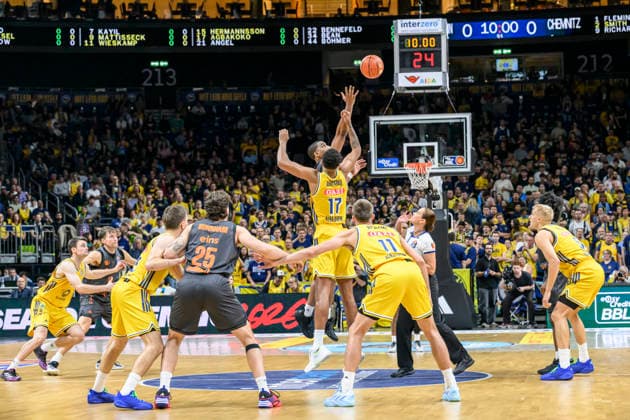 In the photo, from left: Tipoff, Nighael Ceaser (NINERS Chemnitz), 22, Norris Agbakoko (ALBA), 17; head-to-head battle, action, fight, battling for the ball, GER, Berlin, basketball, Alba Berlin vs. the Niners Chemnitz, BBL season opener, opening game, at the UBER Arena, September 18, 2026, Copyright: HMBxMedia UwexKoch