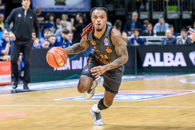 Pictured, from left: Cobe Williams, NINERS Chemnitz, 24, on offense, GER, Berlin, basketball, Alba Berlin and the Niners Chemnitz, BBL season opener, opening game, at the UBER Arena, September 18, 2026, Copyright: HMBxMedia UwexKoch