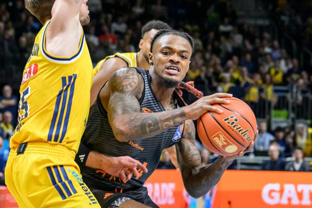Pictured, from left: Cobe Williams, NINERS Chemnitz, 24, on offense, GER, Berlin, basketball, Alba Berlin and the Niners Chemnitz, BBL season opener, opening game, at the UBER Arena, September 18, 2026, Copyright: HMBxMedia UwexKoch