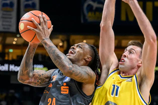 In the photo, from left: Cobe Williams, NINERS Chemnitz, No. 24, on the offensive; Joe Wieskamp, ALBA, No. 11, in a one-on-one battle, action, fighting for the ball, GER, Berlin, basketball, Alba Berlin and the Niners Chemnitz, BBL opener, season opener, at the UBER Arena, September 18, 2026, Copyright: HMBxMedia UwexKoch