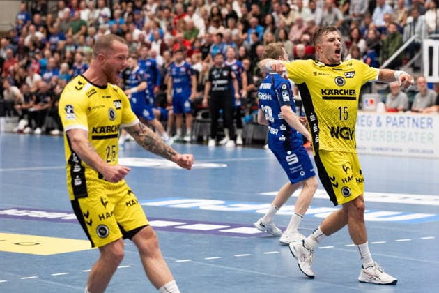 TVB Stuttgart, the players celebrate Mateusz Kornecki, TVB Stuttgart, 01, goalkeeper, after saving a 7-meter throw; on the left, Patrick Zieker, TVB Stuttgart, 25, HBW Balingen Weilstetten vs. TVB Stuttgart, GER, Opel 1 Handball Bundesliga, Championship, Matchday 5, 2026–2027 season, September 18, 2026, Eibner Press Photo: Andreas Ulmer, HBW Balingen Weilstetten vs. TVB Stuttgart, GER, Opel 1 Handball Bundesliga, Championship, Matchday 5, 2026–2027 Season, September 18, 2026, Balingen Copyright: xEibner-Pressefoto AndreasxUlmerx EP_AUR
