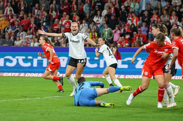 September 18, 2026, xusrbx, Soccer Google Pixel Women s Bundesliga, FSV Mainz 05 vs. Eintracht Frankfurt, left: Marthine Oestenstad (Eintracht Frankfurt), 14; Lina Altenburg (Eintracht Frankfurt), 12; unhappy, disappointed, dejected, frustrated, penalty area, penalty area scene, Mainz