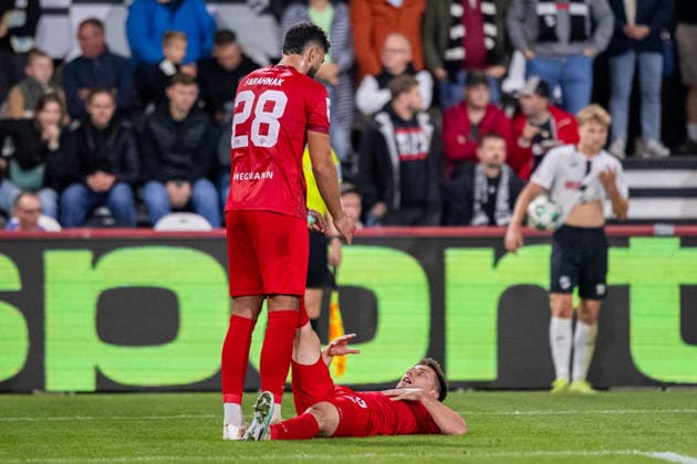 L R Ebrahim Farahnak (FC Würzburger Kickers, 28) helps Dominik Meisel (FC Würzburger Kickers, 25), who appears to be suffering from a cramp in his calf. GER, SC Verl vs. FC Wuerzburger Kickers, soccer, 3rd Division, Matchday 7, 2026–2027 season, September 18, 2026 DFL regulations prohibit the use of photographs as image sequences and or quasi-video GER, SC Verl vs. FC Wuerzburger Kickers, soccer, 3. Liga, Matchday 7, 2026–2027 season, September 18, 2026, Verl Copyright: xEibner-Pressefoto JanxRollingerx EP_JSK