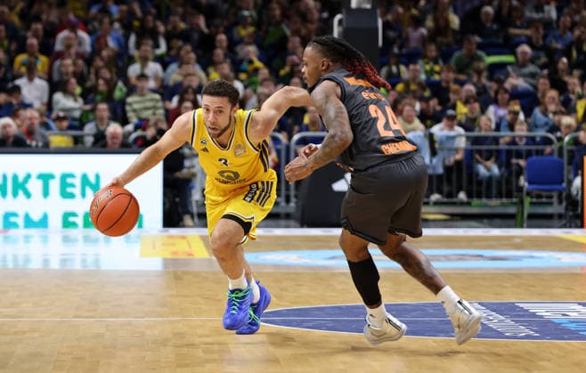 Jordan Ford with the ball, Cobe Williams in a matchup—game action, sports, basketball, BBL, Bundesliga, Men s Division 1, Matchday, 2026–2027 season, September 18, 2026, ALBA Berlin vs. Niners Chemnitz 99ers