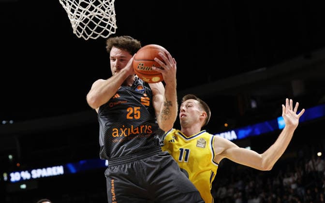 Ben Burnham grabs the rebound, Joe Wieskamp in a duel—game highlight, action, sports, basketball, BBL, Bundesliga, Men s Division 1, Matchday, 2026–2027 season, September 18, 2026, ALBA Berlin vs. Niners Chemnitz 99ers