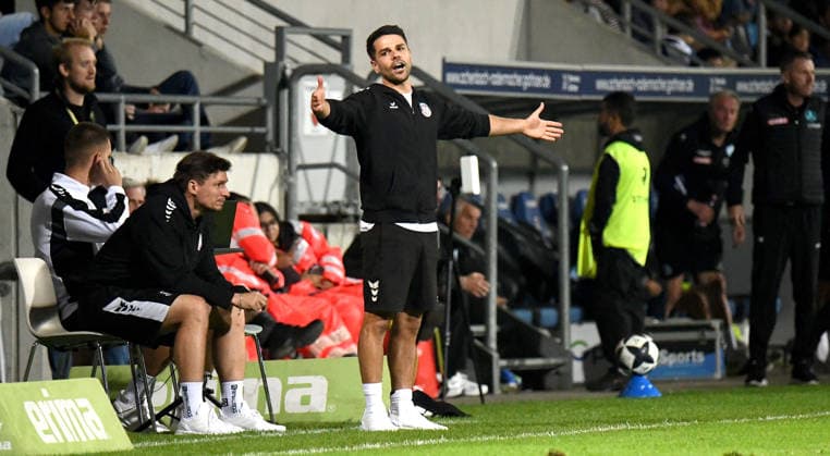 September 18, 2026, xokbx, Regional League Southwest Soccer, FSV Frankfurt vs. Stuttgarter Kickers – Coach Victor Kleinhenz (FSV Frankfurt), facial expressions, body language, emotion, frustration, bewilderment, annoyance, Frankfurt am Main