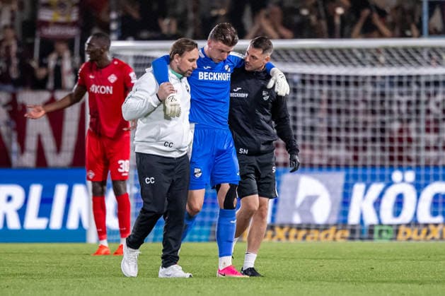 Timo Schlieck of SC Verl (center) is escorted off the field by Dr. Christian Colcuc of SC Verl (orthopedic team doctor, left) and Sascha Naerger (physical therapist, right). GER, SC Verl vs. FC Würzburger Kickers, soccer, 3rd Division, Matchday 7, 2026–2027 season, September 18, 2026. DFL regulations prohibit the use of photographs as image sequences and or quasi-video. GER, SC Verl vs. FC Würzburger Kickers, soccer, 3rd Division, Matchday 7, 2026–2027 season, September 18, 2026, Verl Copyright: xEibner-Pressefoto JanxRollingerx EP_JSK