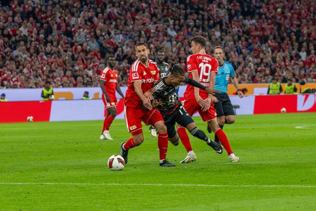 Soccer, Men s, 2026–2027 Season, Bundesliga 1, Matchday 4, FC Bayern Munich vs. 1. FC Union Berlin; from left to right: Rani Khedira (1. FC Union Berlin), Michael Olise (Bayern Munich), Janik Haberer (1. FC Union Berlin), September 18, 2026, Copyright: xMatthiasxKochx
