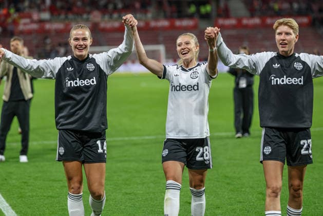 GER, Mainz, FSV Mainz 05 vs. Eintracht Frankfurt, Google Pixel Women s Bundesliga, Soccer, DFB, 2026–2027 Season, MEWA Arena, Matchday 5 in pictures: Eintracht Frankfurt wins 3–2 on goals and celebrates the victory in front of the fans; Marthine Östenstad, Eintracht Frankfurt Women, 16; Rebecka Blomqvist, Eintracht Frankfurt Women, 28; Paulina Krumbiegel, Eintracht Frankfurt Women’s Team, No. 27. DFB and DFL regulations prohibit any use of photographs as image sequences and or quasi-video. September 18, 2026 Copyright: HMBxMedia HendrikxHamelau