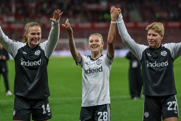 GER, Mainz, FSV Mainz 05 vs. Eintracht Frankfurt, Google Pixel Women s Bundesliga, Soccer, DFB, 2026–2027 Season, MEWA Arena, Matchday 5 in pictures: Eintracht Frankfurt wins 3–2 on goals and celebrates the victory in front of the fans; Marthine Östenstad, Eintracht Frankfurt Women, 16; Rebecka Blomqvist, Eintracht Frankfurt Women, 28; Paulina Krumbiegel, Eintracht Frankfurt Women’s Team, No. 27. DFB and DFL regulations prohibit any use of photographs as image sequences and or quasi-video. September 18, 2026 Copyright: HMBxMedia HendrikxHamelau
