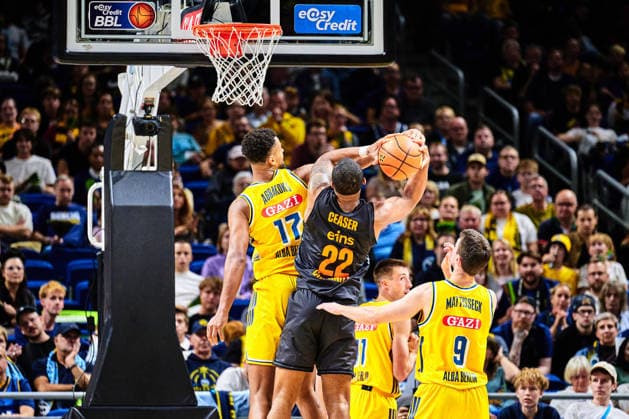 Norris Agbakoko, ALBA BERLIN, 17, Nighael Ceaser, Chemnitz 99, 22, GER, ALBA Berlin vs. Chemnitz 99, Men s Basketball, easy Credit BBL, 2026–27 Season, Matchday 1, September 18, 2026 GER, ALBA Berlin vs. Chemnitz 99, Men s Basketball, easyCredit BBL, 2026–27 Season, Matchday 1, September 18, 2026 Berlin Copyright: xClaudiusxRauch,xEibner-Pressefotox xClaudiusxRauchx EP_CRH