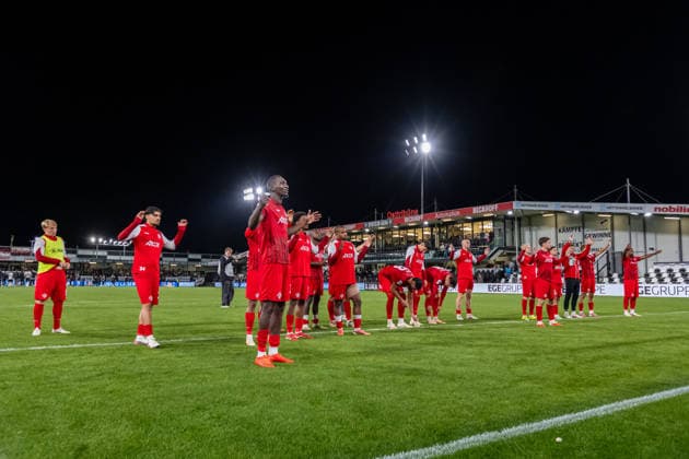 The FC Wuerzburger Kickers players pose, looking disappointed, for the fans who traveled with them after the 2–1 loss. GER, SC Verl vs. FC Wuerzburger Kickers, soccer, 3rd League, Matchday 7, 2026–2027 season, September 18, 2026 DFL regulations prohibit the use of photographs as image sequences and or quasi-video footage GER, SC Verl vs. FC Wuerzburger Kickers, Soccer, 3rd League, Matchday 7, 2026–2027 season, September 18, 2026, Verl Copyright: xEibner-Pressefoto JanxRollingerx EP_JSK
