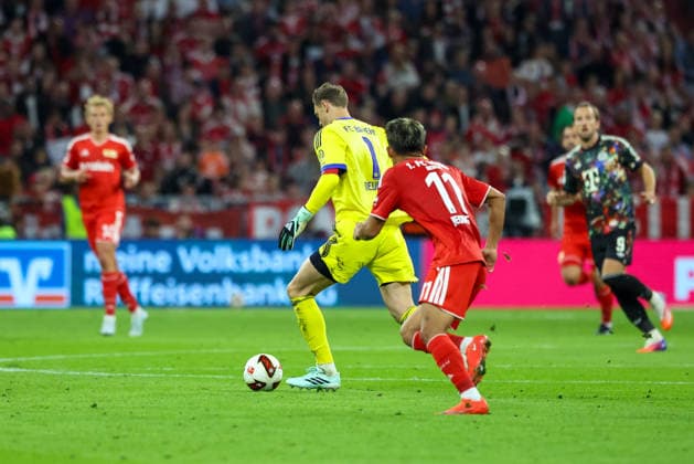 Manuel Neuer, FC Bayern Munich, No. 01, with the ball near the center circle, near Woo Yeong Jeong, No. 11, 1. FC Union Berlin, GER, FC Bayern Munich vs. 1. FC Union Berlin, Soccer, Bundesliga, Matchday 4, 2026–2027 Season, September 18, 2026, DFL and DFB regulations prohibit any use of photographs as image sequences and or quasi-video, GER, FC Bayern Munich vs. 1. FC Union Berlin, soccer, Bundesliga, Matchday 4, 2026–2027 season, September 18, 2026, Munich Copyright: xEibner-Pressefoto JennixMaulx EP_JML