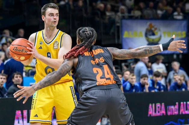 In the photo, from left: Jonas Mattisseck (ALBA), 09; Cobe Williams (NINERS Chemnitz), 24; head-to-head battle, action, fight, battling for the ball, GER, Berlin, basketball, Alba Berlin and the Niners Chemnitz, BBL season opener, opening game, at the UBER Arena, September 18, 2026, Copyright: HMBxMedia UwexKoch