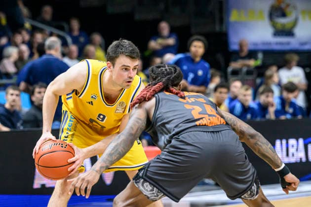 In the photo, from left: Jonas Mattisseck (ALBA), 09; Cobe Williams (NINERS Chemnitz), 24; head-to-head battle, action, fight, battling for the ball, GER, Berlin, basketball, Alba Berlin and the Niners Chemnitz, BBL season opener, opening game, at the UBER Arena, September 18, 2026, Copyright: HMBxMedia UwexKoch