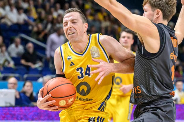 Pictured, from left: Justin Bean (ALBA), 34, going head-to-head, action, battle, fighting for the ball, GER, Berlin, basketball, Alba Berlin vs. the Niners Chemnitz, BBL season opener, opening game, at the UBER Arena, September 18, 2026, Copyright: HMBxMedia UwexKoch