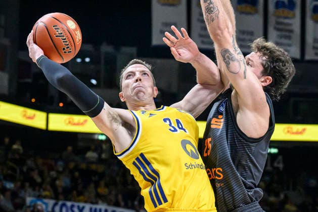 In the photo, from left: Justin Bean (ALBA), 34, Ben Burnham (NINERS Chemnitz), 25; one-on-one, action, battle, fighting for the ball, GER, Berlin, basketball, Alba Berlin and the Niners Chemnitz, BBL season opener, opening game, at the UBER Arena, September 18, 2026, Copyright: HMBxMedia UwexKoch