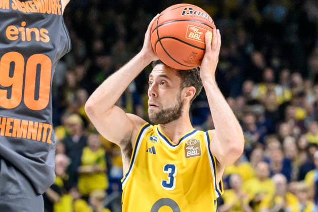 Pictured, from left: Jordan Crawford, ALBA, 03, GER, Berlin, basketball, Alba Berlin vs. the Niners Chemnitz, BBL season opener, opening game, at the UBER Arena, September 18, 2026, Copyright: HMBxMedia UwexKoch
