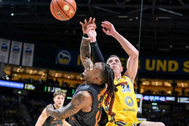 In the photo, from left: Cobe Williams, NINERS Chemnitz, 24; Justin Bean, ALBA, 34; head-to-head battle, action, struggle, fighting for the ball, GER, Berlin, basketball, Alba Berlin vs. the Niners Chemnitz, BBL season opener, opening game, at the UBER Arena, September 18, 2026, Copyright: HMBxMedia UwexKoch