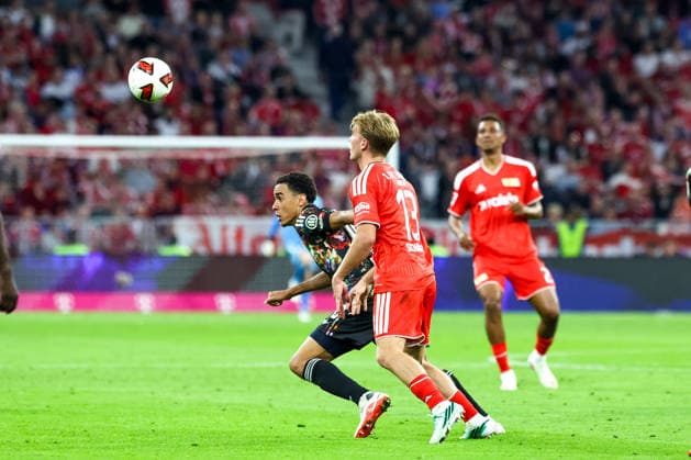 Jamal Musiala, FC Bayern Munich, No. 10, with Andras Schaefer, 1. FC Union Berlin, No. 13, GER, FC Bayern Munich vs. 1. FC Union Berlin, Soccer, Bundesliga, Matchday 4, 2026–2027 Season, September 18, 2026, DFL and DFB regulations prohibit any use of photographs as image sequences and or quasi-video, GER, FC Bayern Munich vs. 1. FC Union Berlin, Soccer, Bundesliga, Matchday 4, 2026–2027 season, September 18, 2026, Munich Copyright: xEibner-Pressefoto JennixMaulx EP_JML