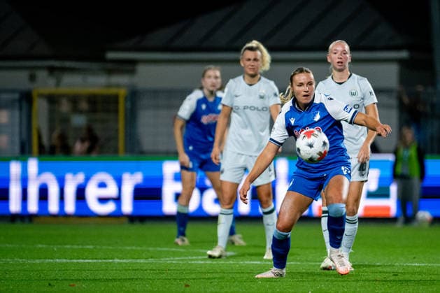 September 18, 2026, GER, Soccer, Women s, Google Pixel 1 Bundesliga, 2026–2027 Season, Matchday 4, TSG 1899 Hoffenheim vs. VfL Wolfsburg: Martine Trollsas Fenger (Hoffenheim), No. 15, with the ball; behind her, Ella Peddemor (VfL Wolfsburg), No. 05, Lena Lattwein, VfL Wolfsburg, 08. DFB and DFL regulations prohibit any use of photographs as image sequences and or quasi-video. Hoffenheim, Dietmar Hopp Stadium, Baden-Württemberg, Germany Copyright: xNordphoto Memmlerx