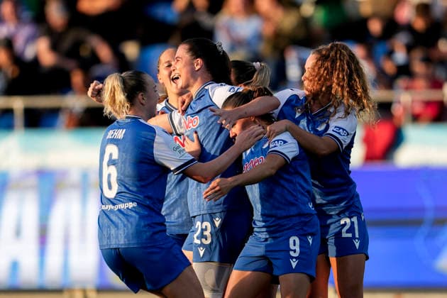TSG 1899 Hoffenheim players celebrate with goal-scorer Chiara Hahn (TSG, 23, center) after the 1-0 goal, Celebration, goal celebration, goal scored, celebrating the goal, goal, celebration, cheering the goal, joy, happiness, happy, optimistic, positive, game scene, highlight, action, September 18, 2026, Sinsheim, Hoffenheim, Germany, soccer, Google Pixel Women’s Bundesliga, TSG 1899 Hoffenheim vs. VfL Wolfsburg, DFB and DFL regulations prohibit any use of photographs as image sequences and or quasi-video xozx