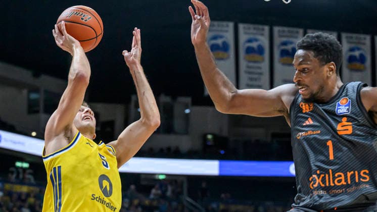 Pictured, from left: Samuel Griesel (ALBA), 05, Phlandrous Fleming (NINERS Chemnitz), 01, one-on-one, action, battle, fighting for the ball, GER, Berlin, basketball, Alba Berlin and the Niners Chemnitz, BBL season opener, opening game, at the UBER Arena, September 18, 2026, Copyright: HMBxMedia UwexKoch