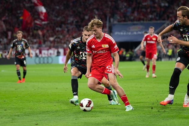 GER, Bavaria, Munich, Soccer, FC Bayern Munich vs. 1. FC Union Berlin, at the Allianz Arena, Munich, Bundesliga, Matchday 4, September 18, 2026, from left: Josip Stanisic, FC Bayern Munich, 44; Andras Schaefer, 1. FC Union Berlin, 13; in a battle for the ball. DFL and DFB regulations prohibit any use of photographs as image sequences and or quasi-video, Copyright: HMB-Media MichaelxNibel