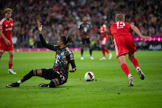 GER, Bavaria, Munich, Soccer, FC Bayern Munich vs. 1. FC Union Berlin, at the Allianz Arena, Munich, Bundesliga, Matchday 4, September 18, 2026, From left: Michael Akpovie Olise, FC Bayern Munich, 17; Tom Rothe, 1. FC Union Berlin, 15; tackle, foul, player complaining, emotions, frustration. DFL and DFB regulations prohibit any use of photographs as image sequences and or quasi-video, Copyright: HMB-Media MichaelxNibel