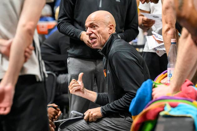 Pictured from left: Rodrigo Pastore, NINERS Chemnitz coach, during a timeout briefing, GER, Berlin, basketball, Alba Berlin and the Niners Chemnitz, BBL season opener, opening game, at the UBER Arena, September 18, 2026, Copyright: HMBxMedia UwexKoch