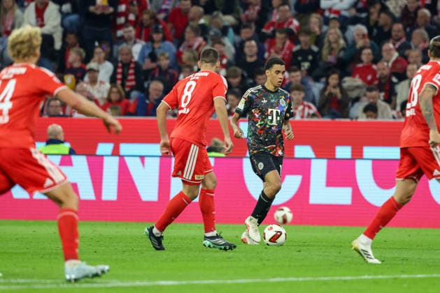 Jamal Musiala, FC Bayern Munich, No. 10 with the ball alongside Rani Khedira, 1. FC Union Berlin, No. 08, GER, FC Bayern Munich vs. 1. FC Union Berlin, Soccer, Bundesliga, Matchday 4, 2026–2027 Season, September 18, 2026, DFL and DFB regulations prohibit any use of photographs as image sequences and or quasi-video, GER, FC Bayern Munich vs. 1. FC Union Berlin, soccer, Bundesliga, Matchday 4, 2026–2027 season, September 18, 2026, Munich Copyright: xEibner-Pressefoto JennixMaulx EP_JML
