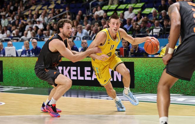 Ben Burnham, Joe Wieskamp on the ball, one-on-one, game action, sports, basketball, BBL, Bundesliga, Men s Division 1, Matchday, 2026–2027 season, September 18, 2026, ALBA Berlin vs. Niners Chemnitz 99ers