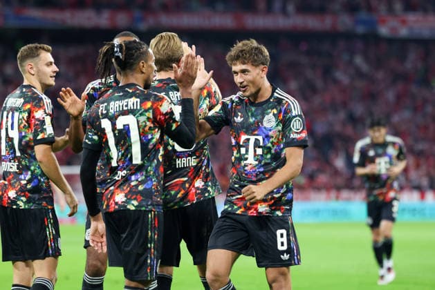 Celebration of the 6-0 goal by Michael Olise of FC Bayern Munich, 17, with Tom Bischof of FC Bayern Munich, 08, GER, FC Bayern Munich vs. 1. FC Union Berlin, Soccer, Bundesliga, Matchday 4, 2026–2027 Season, September 18, 2026, DFL and DFB regulations prohibit any use of photographs as image sequences and or quasi-video, GER, FC Bayern Munich vs. 1. FC Union Berlin, soccer, Bundesliga, Matchday 4, 2026–2027 season, September 18, 2026, Munich Copyright: xEibner-Pressefoto JennixMaulx EP_JML