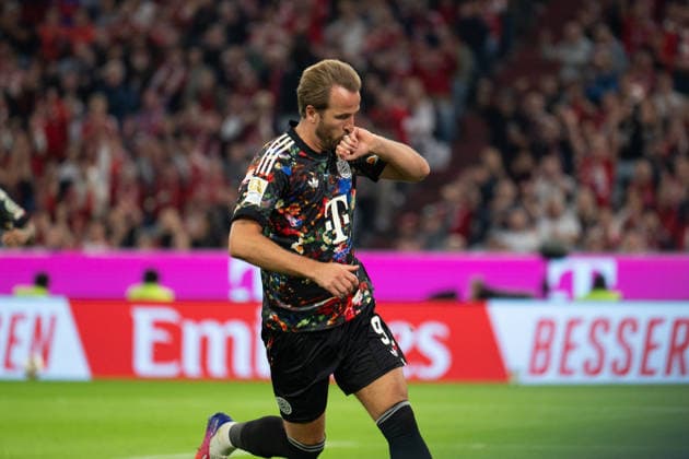 GER, Bavaria, Munich, Soccer, FC Bayern Munich vs. 1. FC Union Berlin, at the Allianz Arena, Munich, Bundesliga, Matchday 4, September 18, 2026, v l Harry Kane, FC Bayern Munich, 9, goal celebration, joy, emotions, cheering, celebration, goal scored, Celebrate, goal celebration, joy, emotions, celebration, cheering, goal scored, celebrate, portrait, single image, cutout, regarding the 4-0 score: DFL and DFB regulations prohibit any use of photographs as image sequences and or quasi-video, Copyright: HMB-Media MichaelxNibel