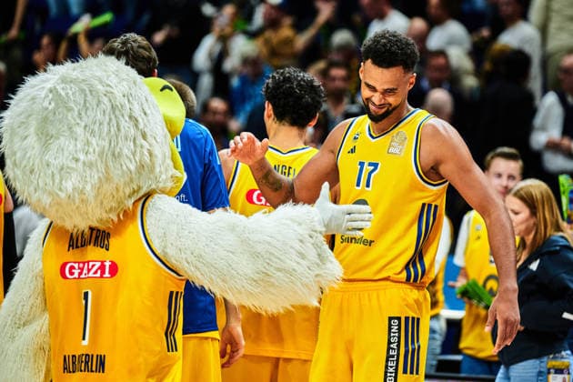 Alba Berlin celebrates victory; Norris Agbakoko ALBA BERLIN, 17, GER, ALBA Berlin vs. Chemnitz 99, Men s Basketball, easy Credit BBL, 2026–27 Season, Matchday 1, September 18, 2026 GER, ALBA Berlin vs. Chemnitz 99, Men’s Basketball, easyCredit BBL, 2026–27 Season, Matchday 1, September 18, 2026 Berlin Copyright: xClaudiusxRauch,xEibner-Pressefotox xClaudiusxRauchx EP_CRH