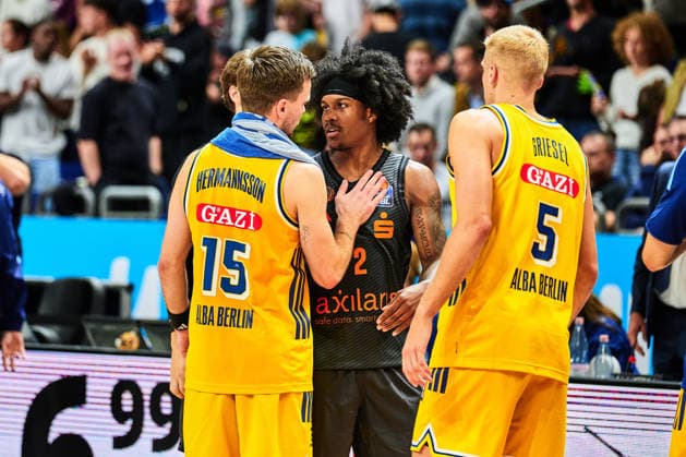 Alba Berlin celebrates victory, Martin Hermannsson ALBA BERLIN, 15, STEFAN SMITH Chemnitz 99, 02, Sam Griesel ALBA BERLIN, 05, GER, ALBA Berlin vs. Chemnitz 99, Men’s Basketball, easy Credit BBL, 2026–27 season, Matchday 1, September 18, 2026 GER, ALBA Berlin vs. Chemnitz 99, Men s Basketball, easyCredit BBL, 2026–27 Season, Matchday 1, September 18, 2026 Berlin Copyright: xClaudiusxRauch,xEibner-Pressefotox xClaudiusxRauchx EP_CRH