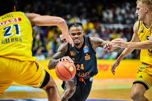 COBE WILLIAMS, Chemnitz 99, 24, Brandon Angel, ALBA BERLIN, 21, Sam Griesel, ALBA BERLIN, 05, GER, ALBA Berlin vs. Chemnitz 99, Men s Basketball, easy Credit BBL, 2026–27 Season, Matchday 1, September 18, 2026 GER, ALBA Berlin vs. Chemnitz 99, Men’s Basketball, easyCredit BBL, 2026–27 Season, Matchday 1, September 18, 2026 Berlin Copyright: xClaudiusxRauch,xEibner-Pressefotox xClaudiusxRauchx EP_CRH