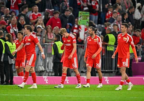 September 18, 2026, 2026–2027 Bundesliga, Matchday 4, FC Bayern Munich vs. 1. FC Union Berlin, at the Allianz Arena in Munich, The Berlin players hang their heads, from left: Tim Skarke (Union Berlin), Aljoscha Kemlein (Union Berlin), Christopher Trimmel (Union Berlin), and Janik Haberer (Union Berlin)