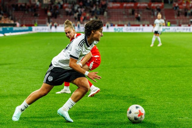 GPFBL, 1. FSV Mainz 05 vs. Eintracht Frankfurt, September 18, 2026, Mainz. Dilara Acikgoez (Eintracht Frankfurt, 29) lets Saskia Matheis (1. FSV Mainz 05) 19, with a feint on the wing, in the Google Pixel Women’s Bundesliga match on Matchday 5 of the 2026–27 season between 1 FSV Mainz 05 and Eintracht Frankfurt at the MEWA Arena, Mainz, September 18, 2026 Copyright: xBEAUTIFULxSPORTS Hahnex