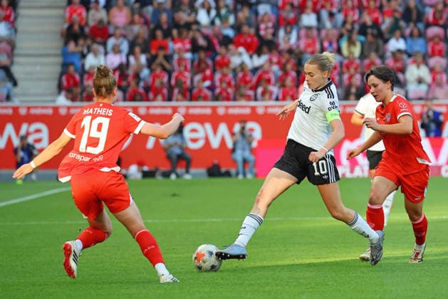 Mainz, Germany, September 18, 2026, Women s Bundesliga 1, 2026–2027, Matchday 5: 1. FSV Mainz 05 vs. Eintracht Frankfurt. Pictured, from left, battling for the ball: Saskia Matheis (FSV), Laura Freigang (Frankfurt), and Emma Junold (FSV). DFL and DFB regulations prohibit any use of photographs as image sequences and or quasi-video. Bruchwegstadion, Rhineland-Palatinate Copyright: xFotostandx xRacochax