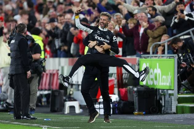 Keith Andrews, Manager of Brentford, celebrates with Manu Sotelo, Brentford s Goalkeeper Coach, after Fabio Carvalho of Brentford (not pictured) scores his team s third goal of the match Brentford v Chelsea, Premier League, Football, The Gtech Community Stadium, London, UK, 18 09 2026, England - 18 Sep 2026London The Gtech Community Stadium England United Kingdom EDITORIAL USE ONLY No use with unauthorised audio, video, data, fixture lists, club league logos or live services. Online in-match use limited to 120 images, no video emulation. No use in betting, games or single club league player publications. Copyright: xHanc WiredxPhotos Shutterstockx 17157573bh