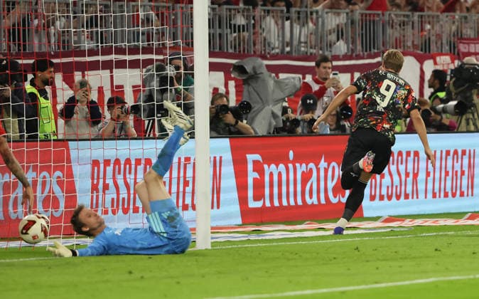 September 18, 2026, Matchday 4, Bundesliga 1, FC Bayern Munich vs. Union Berlin, Allianz Arena, Munich, Soccer, Sports, Pictured: Frederik Rönnow of Union Berlin scores a goal, Harry Kane of FC Bayern Munich misses. DFL regulations prohibit any use of photographs as image sequences and or quasi-video.
