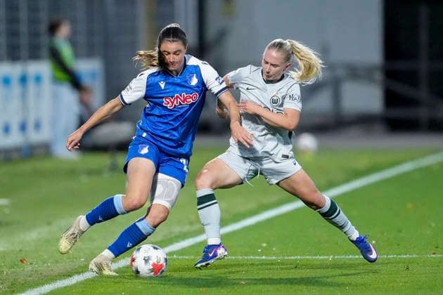 v li Chiara Hahn TSG, 23, Thea Bjelde Wolfsburg, 2, tackle, game scene, duel, tackle, tackling, dynamics, action, 18 09 2026, Sinsheim, Hoffenheim, Germany, soccer, Google Pixel Women’s Bundesliga, TSG 1899 Hoffenheim vs. VfL Wolfsburg, DFB and DFL regulations prohibit any use of photographs as image sequences and or quasi-video xozx