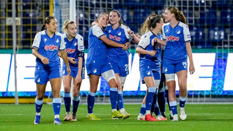 From left to right in the center, Lisann Kaut (TSG, 4) hugs goal scorer Chiara Hahn (TSG, 23); players from TSG 1899 Hoffenheim celebrate the 2-1 goal, Celebration, goal celebration, scoring a goal, celebrate the goal, goal, celebration, celebrating the goal, joy, happiness, happy, optimistic, positive, game scene, highlight, action, September 18, 2026, Sinsheim, Hoffenheim, Germany, soccer, Google Pixel Women’s Bundesliga, TSG 1899 Hoffenheim vs. VfL Wolfsburg, DFB and DFL regulations prohibit any use of photographs as image sequences and or quasi-video xozx