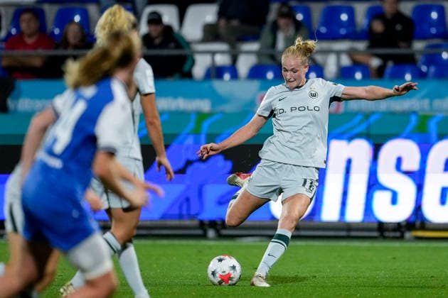 Camilla Küver Wolfsburg, 16, on the ball, cutout, full-body, single image, single photo, action, shot on goal, scoring opportunity, chance, September 18, 2026, Sinsheim, Hoffenheim, Germany, soccer, Google Pixel Women s Bundesliga, TSG 1899 Hoffenheim vs. VfL Wolfsburg, DFB and DFL regulations prohibit any use of photographs as image sequences and or quasi-video xozx