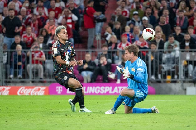 GER, Bavaria, Munich, Soccer, FC Bayern Munich vs. 1. FC Union Berlin, at the Allianz Arena, Munich, Bundesliga, Matchday 4, September 18, 2026, From left: Luis Diaz (FC Bayern Munich), 14; Frederik Ronnnow (1. FC Union Berlin), 1; chip shot over the goalkeeper. DFL and DFB regulations prohibit any use of photographs as image sequences and or quasi-video, Copyright: HMB-Media MichaelxNibel