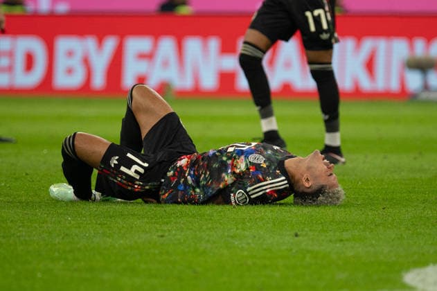 GER, Bavaria, Munich, Soccer, FC Bayern Munich vs. 1. FC Union Berlin, at the Allianz Arena, Munich, Bundesliga, Matchday 4, September 18, 2026, From left: Luis Diaz, FC Bayern Munich, 14, portrait, single image, cutout, pain, on the ground, back pain, injured. DFL and DFB regulations prohibit any use of photographs as image sequences and or quasi-video, Copyright: HMB-Media MichaelxNibel